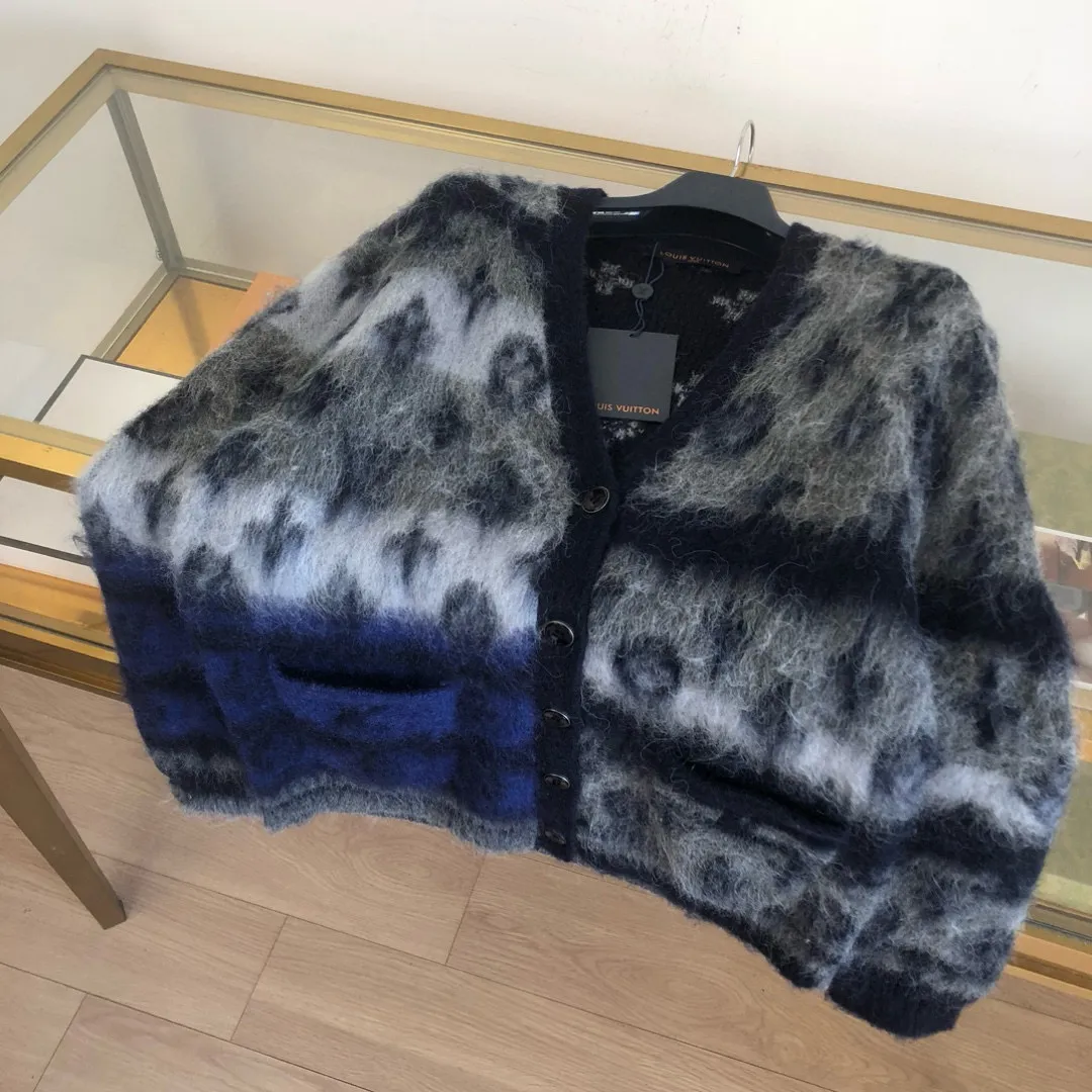 🅿️740 🀄️ Louis Vuitton Exclusive Edition LV MONOGRAM Mohair Cardigan 🔥Exclusive This cardigan is made of rich and finely ground mohair. It uses elegant tones to highlight the full-length LV Monogram pattern. It is comfortable and warm to wear. It can be paired with simple casual pants or trousers to create a classic look with outstanding texture. The same style for men and women. You can get something for sale on the official website.